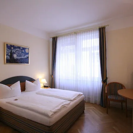 Altstadt מלון 3*